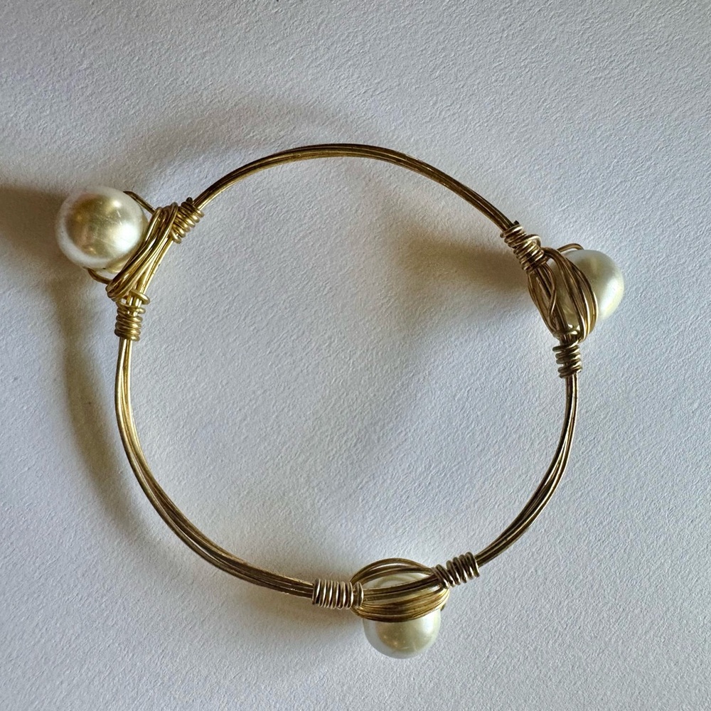 Elegant Gold and Pearl Bangle Bracelet - Picture 4 of 4